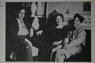 Avgust Černigoj (desno), Karmela Kosovel in Alfonz Graber, 1923 Avgust Černigoj (desno), Karmela Kosovel in Alfonz Graber, 1923