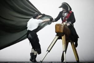 Livio Badurina kot Sluga in Bojan Navojec kot Napoleon Livio Badurina kot Sluga in Bojan Navojec kot Napoleon