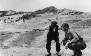 Prebivalec Sicilije in ameriški vojak, Troine, avgust 1943