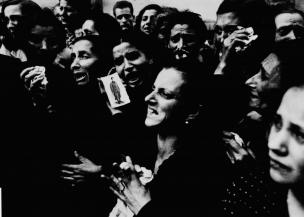 Žalujoče ženske na pogrebu partizana, Neapelj, oktober 1943