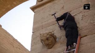 Uničevanje kulturnih spomenikov v iraškem mestu Hatra Uničevanje kulturnih spomenikov v iraškem mestu Hatra