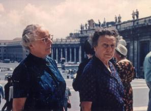 Angela Vode (desno) s sestro Ivanko Špindler v Rimu okoli leta 1970