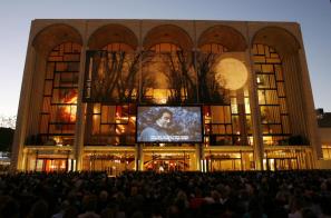 Občasno Metropolitanska opera predstave prenaša tudi na trgu pred gledališčem 