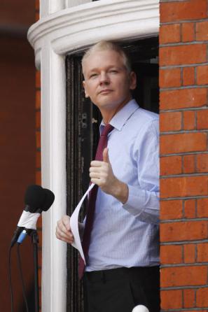 Julian Assange na balkonu ekvadorskega veleposlaništva v Londonu