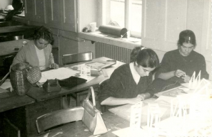 Zofija Godnov, Katarina Bebler in Bibijana Štok pri delu v risalnici, maj 1961